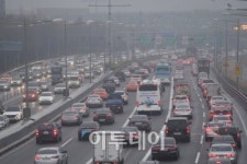 [포토] 빗길에 안개까지... 출근길 거북이 걸음