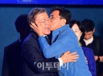 [포토] 문재인 볼에 뽀뽀하는 안희정