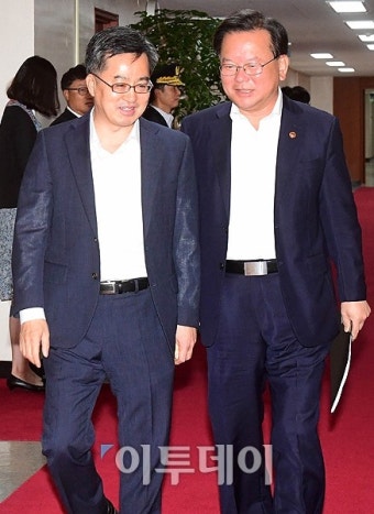[포토] 나란히 입장하는 김동연-김부겸