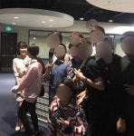 효리네 민박 아이유 동생 졸업식 미국서 포착…유학생들에 둘러싸여 남다른 인기