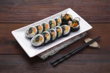 [상품의 속살] 김가네 ‘즉석김밥’ 주문 즉시 쇼윈도 앞에서 돌돌…23년 전통 ‘원조 손맛’