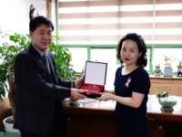 고은여성병원 고은선 원장, 용정초등학교로부터 감사패 수상