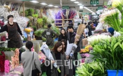 [포토] 졸업시즌, 북적이는 고속버스터미널 꽃시장