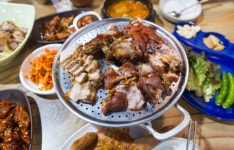 2TV 저녁 생생정보 초저가의 비밀, 3500원 손칼국수·1만900원 계속주는족발보쌈…위치는?