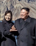 청와대, 김정은 손가락 하트 사진 공개…모양 아주 잘 나온 ‘하트’