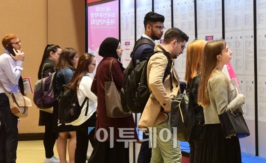 부산 남구에서 열린 2024 부산 외국인 유학생 취업박람회에서 외국인 유학생들이 취업 기회 모색