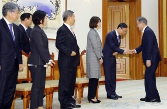 문 대통령, 김기영·이영진·이종석 신임 헌법재판관 임명장 수여