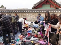 [e기자가 간다] 보물 찾았다! 동묘구제시장 가보니…명품 샤넬부터 추억의 미치코런던까지