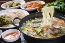 2TV 저녁 생생정보 초저가의 비밀, 3500원 동죽 칼국수 맛집 우리칼국수·9900원 5종 생선구이 무한리필 맛집 자갈치생선구이전문점