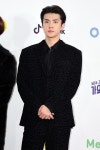 세훈 장학금, 지민은 모교에 책걸상 교체…선한 영향력