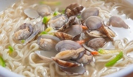 생방송 투데이 오늘방송맛집 - 자족식당, 안면도 흑진주 명품 生 바지락회무침·바지락칼국수 맛집 중○○○…대박 비결은?