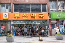 돈 안 되는 마스크와 씨름하는 약사들…마스크 안내만 하루 600번