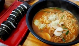 생방송 투데이 오늘방송맛집 - 인생 분식, 따스함으로 우리를 보듬는 추억 한 그릇 뚝배기 라면…맛집 비결은?