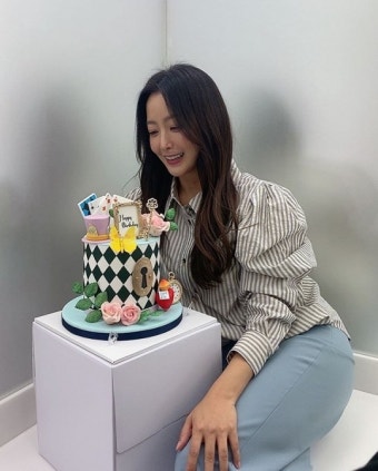 김희선 생일케이크 인증샷 '찰칵'…변함 없는 방부제 미모 