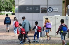 [포토] 오랜만에 북적이는 교문 앞