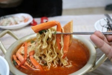 생방송 투데이 오늘방송맛집 - 자족식당, 주문진 홍게 철이 돌아왔다 주○○ ○○…무한리필 홍게찜·홍게라면 대박 비결은?