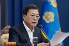 문재인 대통령, 기시다 취임 축하 서한...한일관계 발전 위해 노력하자