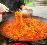 생방송 투데이 오늘방송맛집- 리얼 맛집, 참나무 향 가득 초대형 솥뚜껑 닭볶음탕 맛집 유○○○○○…대박 비결은?