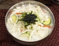 생방송 투데이 오늘방송맛집 - 인생 분식, 언제나 그리운 온기 추억의 칼국수 맛집 국○○…인기 비결은?