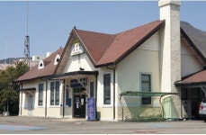 [그 역에 가고 싶다] 지금은 폐역이지만, 벚꽃 마중하던 ‘진해역’