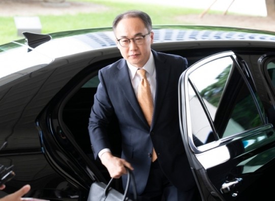 이원석 검찰총장, 김 여사 사건 관련 입장 밝히지 않은 채 출근하는 모습
