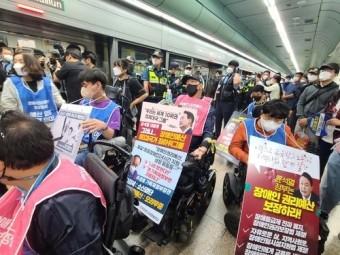 전장연, 서울 지하철 4호선 출근길 시위…“운행 지연 예상”