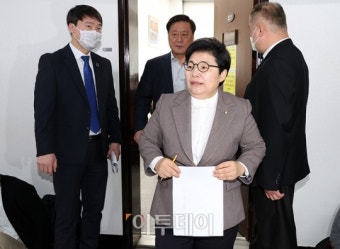 [포토] '노란봉투법' 환노위 법안 소위  통과, 회의장 나서는 임이자