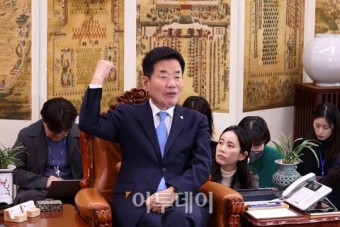 [포토] 취재진과 대화하는 김진표 국회의장