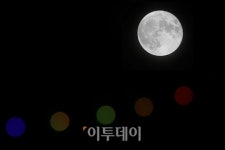 [포토] 밝게 빛나는 슈퍼 블루문…다음은 2037년에