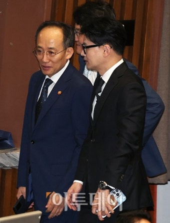 [포토] 한동훈 장관, 바쁘다 바빠…총리-부총리 '대화 중'
