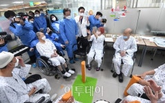 [포토] 요양병원 찾은 이재명 민주당 대표