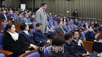 [포토] 재판 마치고 의총 참석한 이재명