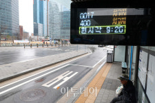 [포토] 텅 빈 버스정류장, 줄 선 택시정류장