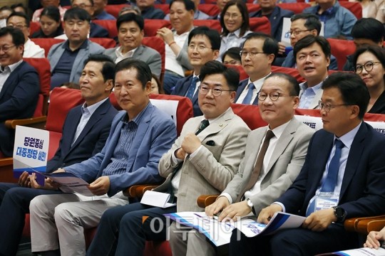 더불어민주당, 정청래와 박찬대 의원의 정책 발표에 관심 집중