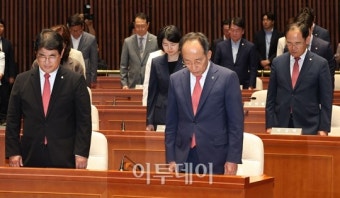 국민의힘 의원총회, 대화하는 추경호-배준영 [포토]