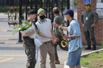 방탄소년단 진 전역 신고, 아미 품으로…RM의 색소폰 축하 '눈길'