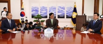 우원식 국회의장, 여야 원내대표 '회동' [포토]