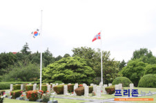 유엔묘지공원 내 자동판매기 | 현충일 UN기념공원 추모 현장