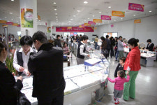 화려한 보석과 벚꽃의 조화 ‘익산보석대축제’ 개막