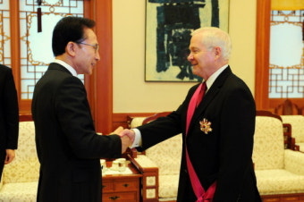 MB, 게이츠 전 미 국장관에 보국훈장 통일장 수여