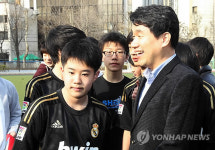 주5일수업 첫 주말, 학원가는 북적-학교는 한산