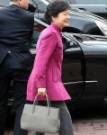 박근혜의 가방이라는 호미가 타조 가죽백 가격은?