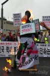 [포토]어버이연합 홍익표 화형식 모가지 댕강~!