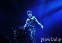 [포토]호야, 조명 아래 빛나는 카리스마(인피니트월드투어콘서트)