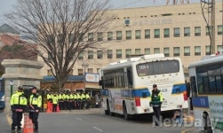 [포토]경찰로 둘러싸인 수원지방법원 입구