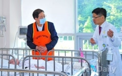 [포토]서울특별시어린이병원 방문, 설명듣는 김황식 예비후보