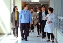 [포토]서울특별시어린이병원 방문한 정몽준 예비후보 내외