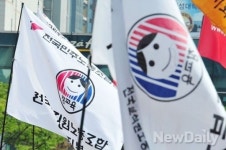 [포토]서울역에 나부끼는 전국교직원노동조합 깃발