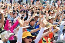 [포토]투쟁가에 맞쳐 율동하는 전국교직원노동조합 교사들