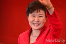 [포토]손 흔드는 박근혜대통령